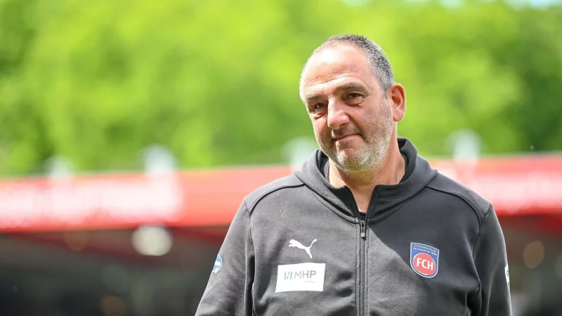 Für Heidenheims Trainer Frank Schmidt geht es in der Relegation gegen Elversberg um viel. - © Harry Langer/dpa