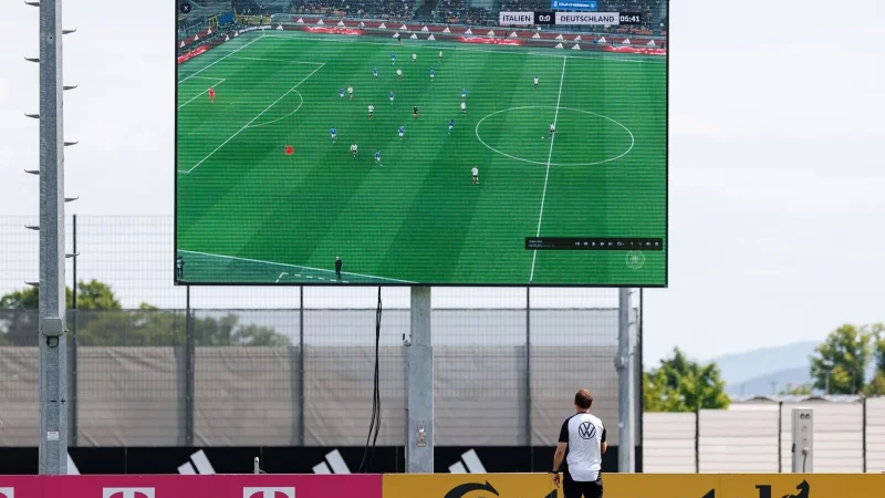 Bei Julian Nagelsmann geht der Blick schon Richtung WM-Auslosung. Auch dafür ist das aktuelle Abschneiden wichtig. - © Daniel Karmann/dpa