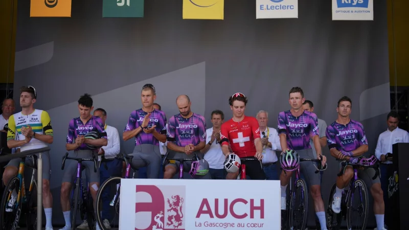 Bei der Tour de France legte das Team des tödlich verunglückten Radsportlers eine Schweigeminute ein. - © Thibault Camus/AP/dpa