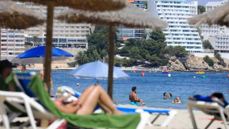 F&uuml;r alle, die es ganz genau nehmen wollen: Ma&szlig;geblich f&uuml;r die Entfernung vom Hotel zum Strand ist nicht die Wasserlinie, sondern der Punkt, an dem der Strandzugang liegt. - &copy; Clara Margais/dpa/dpa-tmn