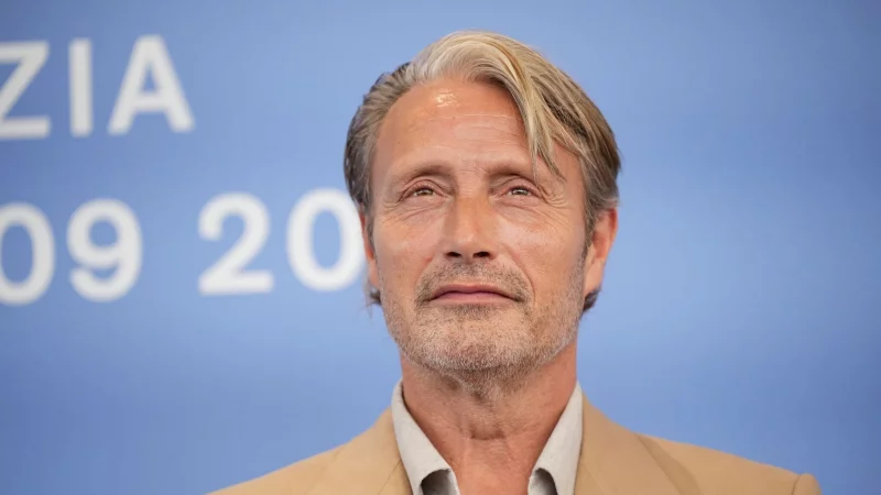 Jetzt wieder ohne Dauerwelle: Mads Mikkelsen. - &copy; Alessandra Tarantino/Invision/AP/dpa