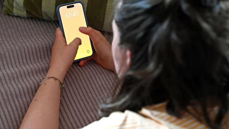 Zum Schutz vor Stalkerware sollte das Smartphone immer - auch daheim - mit einer starken Bildschirmsperre gesichert werden. - © Elisa Schu/dpa/dpa-tmn