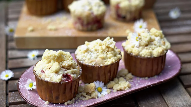 Erdbeeren, Buttermilch und knackige Schokostückchen verstecken sich im Inneren der Muffins, Knusper-Streusel bilden die Krone. - © Mareike Pucka/biskuitwerkstatt.de/dpa-tmn