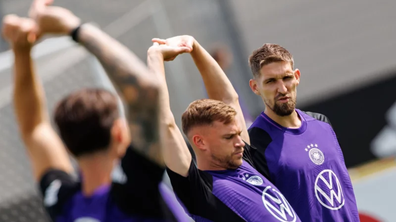 Robert Andrich (r) beim Nationalmannschafts-Training mit Kapit&auml;n Joshua Kimmich (M). - &copy; Daniel Karmann/dpa