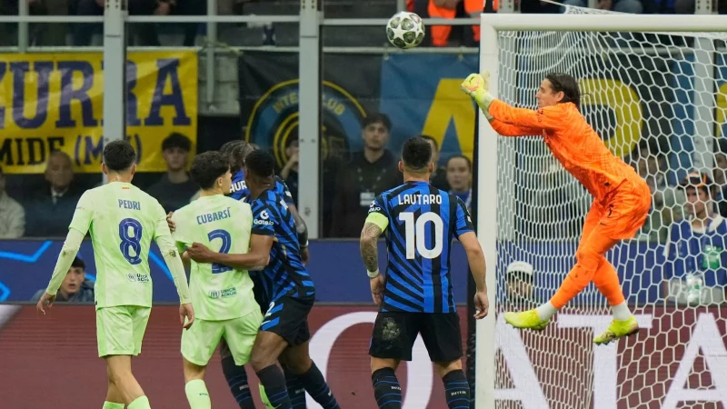 Inter-Torwart Yann Sommer (r.) zeigte gegen Barcelona eine starke Leistung. - © Luca Bruno/AP/dpa