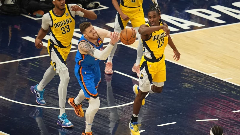 Auch das vierte Spiel war körperlich intensiv. - © Michael Conroy/AP/dpa