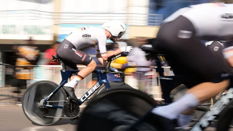 Mixed-Staffel: Die deutsche Mannschaft in Aktion. - &copy; Jerome Delay/AP/dpa