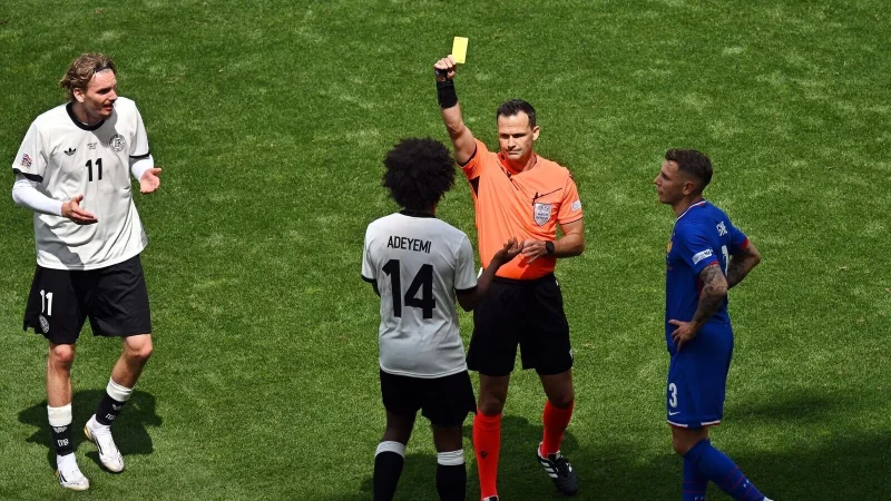 Brachte Tempo ins Spiel, sah aber auch Gelb: Karim Adeyemi - © Marijan Murat/dpa