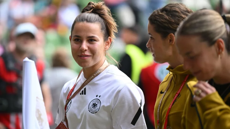 Lena Oberdorf (l) schafft es nach langer Verletzungspause nicht mehr zur EM. - © Carmen Jaspersen/dpa