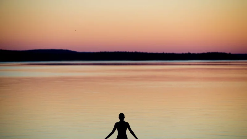 Es kann beruhigen oder die Gedanken in Bewegung bringen: Studien belegen die unterschiedlichen Wirkungen von Wasser auf Seele und Geist. - &copy; Daniel Karmann/dpa/dpa-tmn
