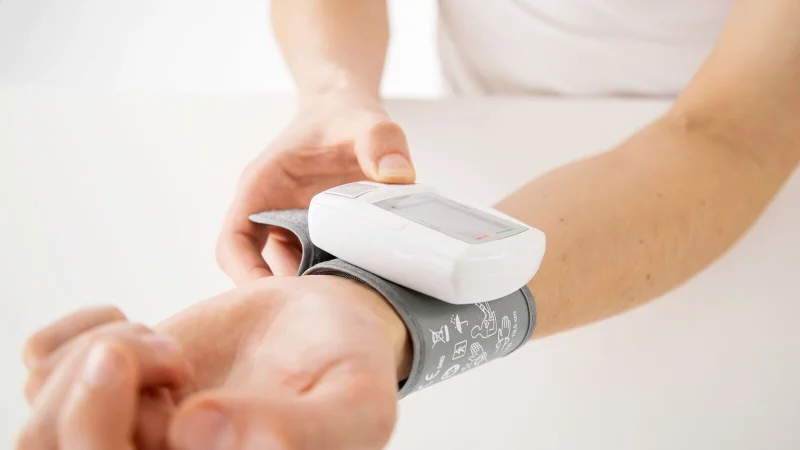 Der Blutdruck lässt sich in Eigenregie auch mit kleinen Geräten am Handgelenk messen. - © Christin Klose/dpa-tmn