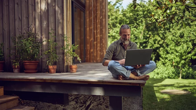 Idyllisch, ruhig, grün: Wollen Beschäftigte aufs Land ziehen, brauchen sie gute Argumente für ihren Arbeitgeber. - © Maya Claussen/Westend61/dpa-tmn