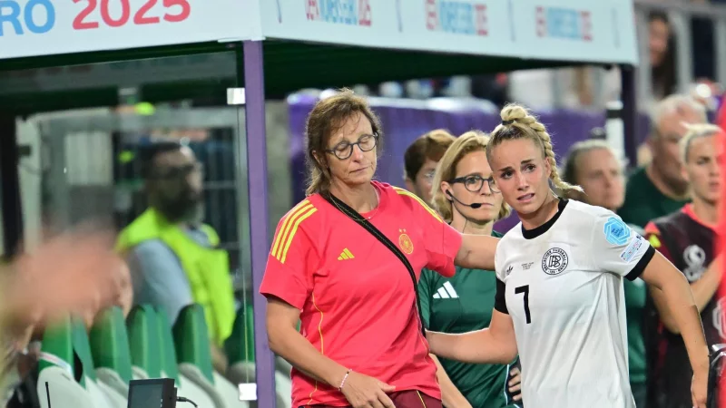 Musste noch vor der Pause raus: Kapitänin Giulia Gwinn. - © Sebastian Gollnow/dpa