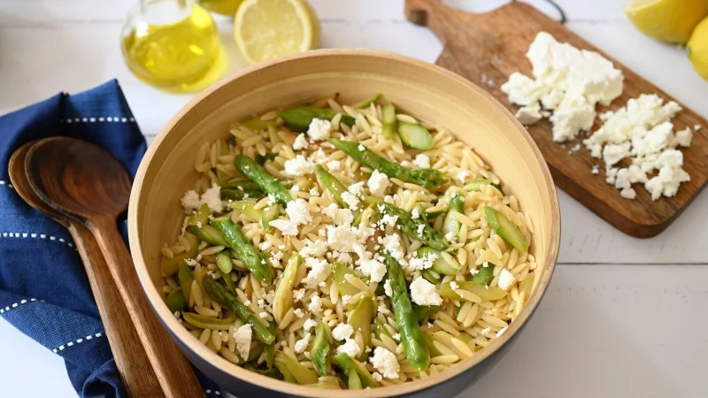 Herzhafter Nudelsalat: Feta gibt ihm Tiefe, der Spargel Biss. - © Julia Uehren/loeffelgenuss.de/dpa-tmn