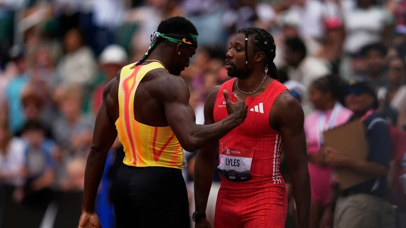 Noah Lyles und Kenny Bednarek hatten nach den 200 Metern bei den US-Trials etwas zu besprechen. - &copy; Abbie Parr/AP/dpa