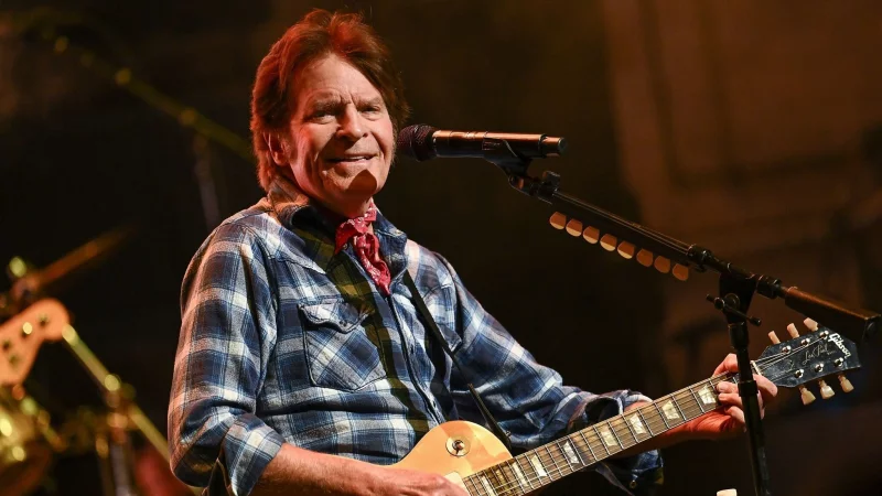 Der 80 Jahre alte Musiker John Fogerty will auch in Zukunft weiter regelmäßig auf der Bühne stehen. (Archivbild) - © Evan Agostini/Invision via AP/dpa
