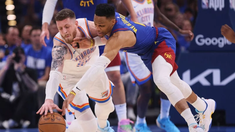 Isaiah Hartenstein gab vollen Einsatz - auch gegen Russell Westbrook. - © Nate Billings/AP/dpa