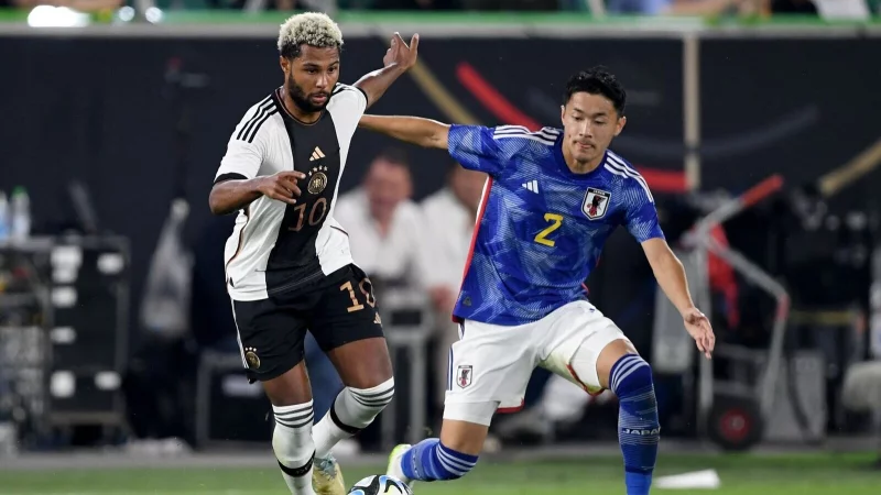 Wechselt zu Werder Bremen: Japans Nationalspieler Yukinari Sugawara (r) (Archivbild) - &copy; Swen Pf&ouml;rtner/dpa