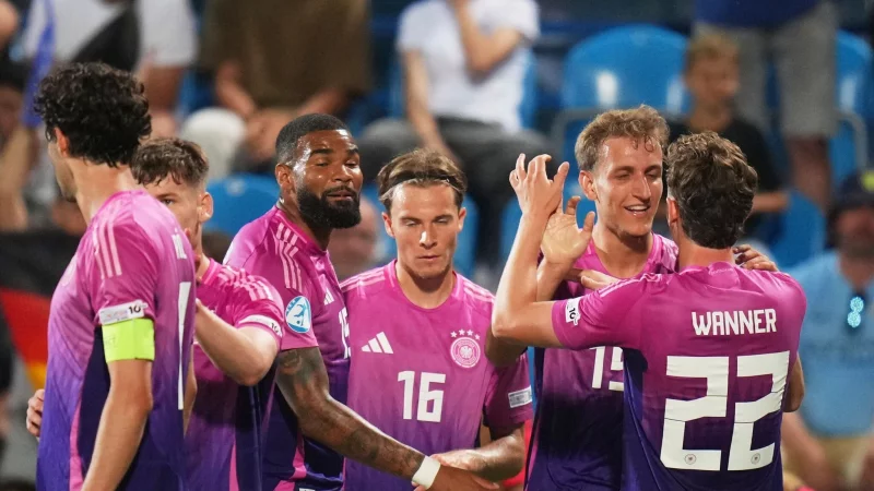 Die deutsche U21 freut sich auf das Viertelfinale gegen Italien. - © Petr David Josek/AP/dpa