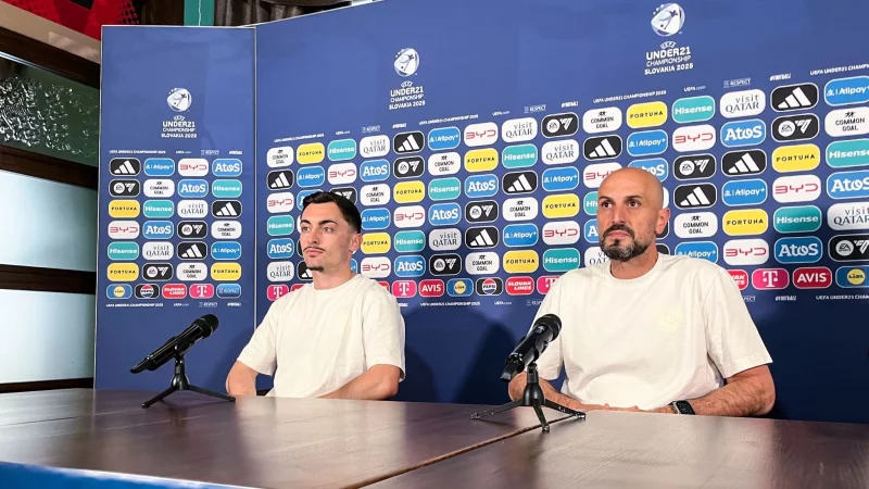 Trainer Antonio Di Salvo (r) und Spieler Paul Nebel (l) streben den zweiten Sieg an. - &copy; Christian Kunz/dpa