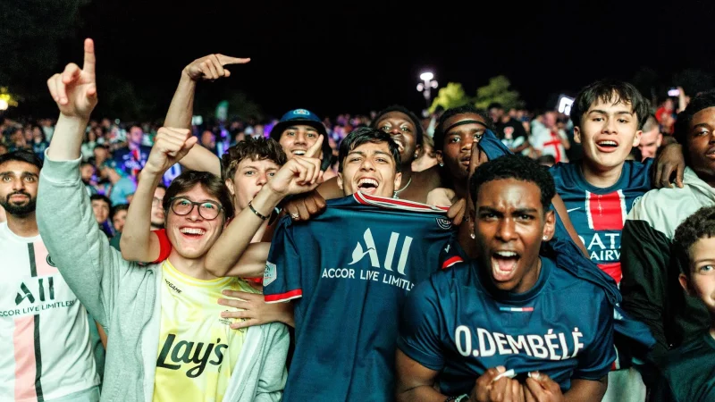 Nach Polizeiangaben verfolgten allein im Münchner Olympiapark in der Spitze etwa 23.000 Menschen das Finale der Champions League. - © Matthias Balk/dpa