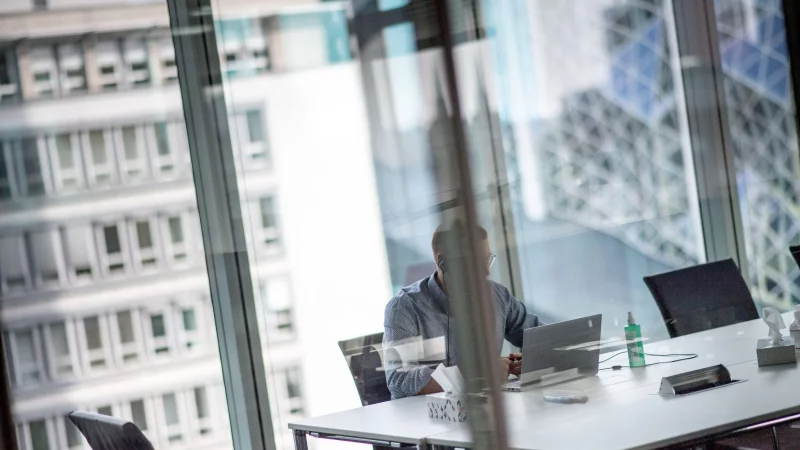 Gro&szlig;z&uuml;gig verglast: Nicht alle Besch&auml;ftigten haben regelm&auml;&szlig;ig Tageslicht an ihrem Arbeitsplatz. - &copy; Zacharie Scheurer/dpa-tmn/dpa