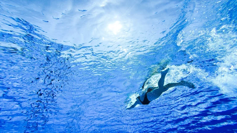 Wer nicht 6-12 Wochen mit dem Schwimmen pausieren möchte, kann frisch gestochene Ohrlöcher mit einem wasserfesten Pflaster und antiseptischen Produkten vor möglichen Keimen schützen. - © Julian Stratenschulte/dpa/dpa-tmn