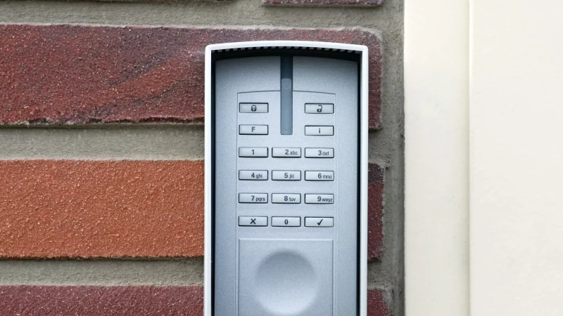 Alarmanlagen schrecken ab: Am besten in Kombination mit gut gesicherten T&uuml;ren und Fenstern. - &copy; picture alliance / dpa