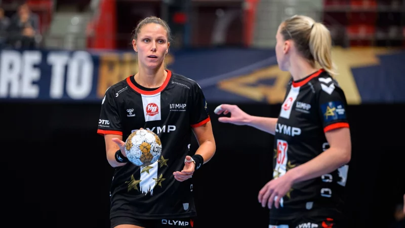 Nationalspielerin Xenia Smits (l) findet einen neuen Verein. - © Marco Wolf/dpa