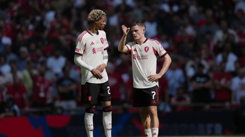 Die Ex-Bundesligastars Hugo Ekitike (l) und Florian Wirtz spielen jetzt in England - wie so viele andere auch. - © Dave Shopland/AP/dpa