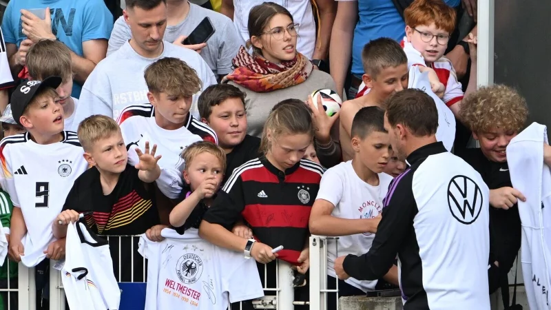 Auch vor dem Final 4 der Nations League dürfen Fans beim Training der Nationalmannschaft zuschauen. - © Federico Gambarini/dpa