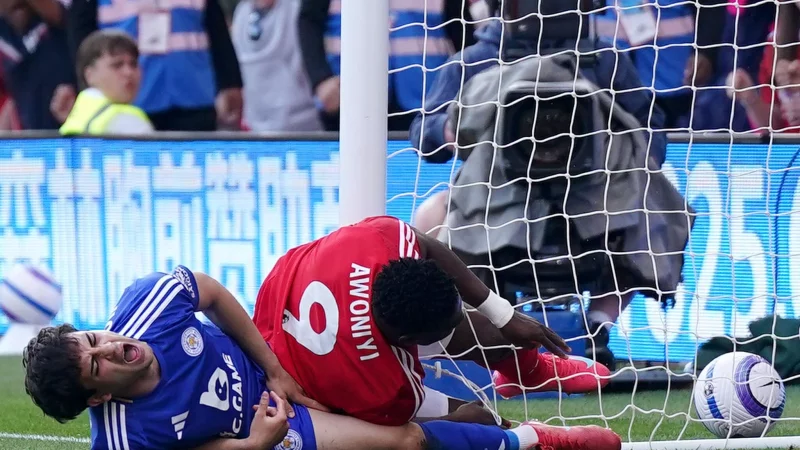 Schmerzhaft: Forest-Stürmer Awoniyi (r) kollidiert im Spiel gegen Leicester City mit dem Pfosten. - © Jacob King/PA Wire/dpa