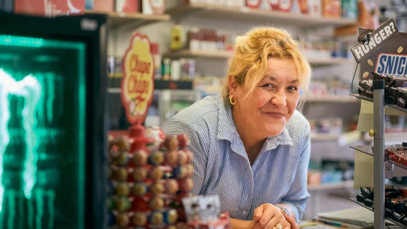 Jeden Tag steht Naciye ab sechs Uhr hinter dem Tresen des Kiosks &laquo;Ballerbude&raquo; in der Ruhrgebietsstadt Oer-Erkenschwick. - &copy; Sebastian Wolf/ZDF/dpa