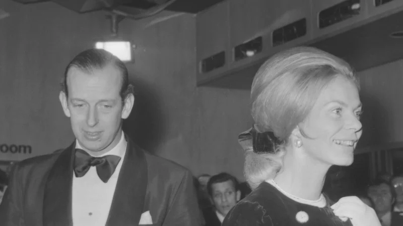 Die Flaggen am Buckingham-Palast hingen am Freitag auf halbmast. - © Robert Dear/AP/dpa