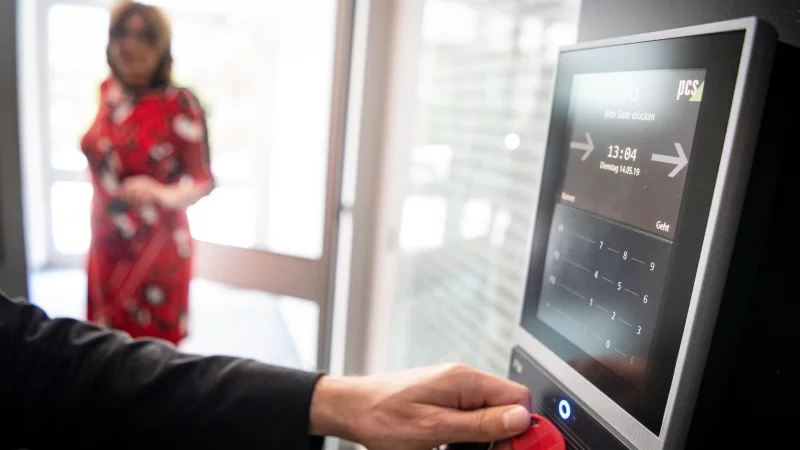 Auch wenn die Wege lang sind: Der Gang zur Stechuhr gilt nicht als Arbeitszeit. - &copy; Sina Schuldt/dpa/dpa-tmn