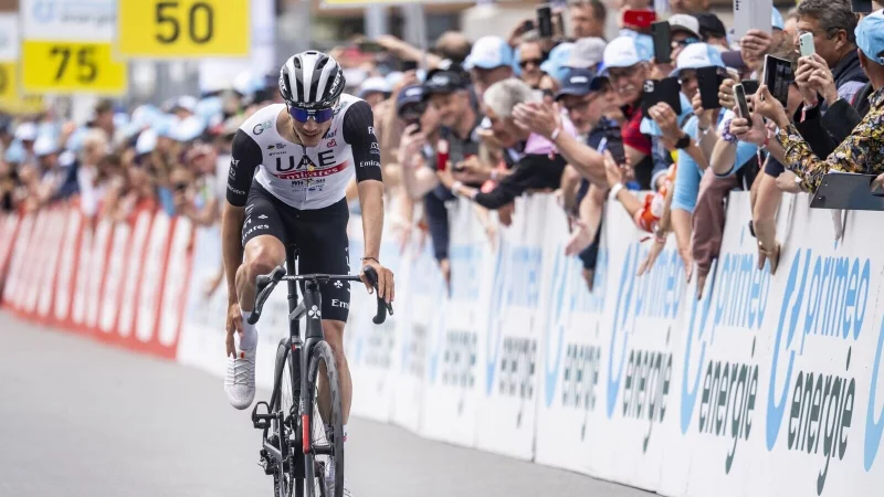 Der spanische Radprofi Juan Ayuso hat Ärger mit seinem Rennstall. - © Gian Ehrenzeller/KEYSTONE/dpa