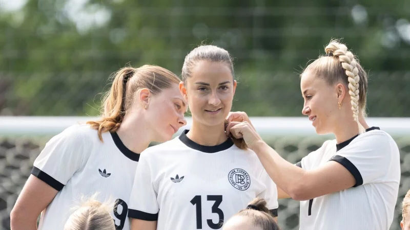Kapitänin und Kümmerin: Giulia Gwinn (r). - © Sebastian Christoph Gollnow/dpa