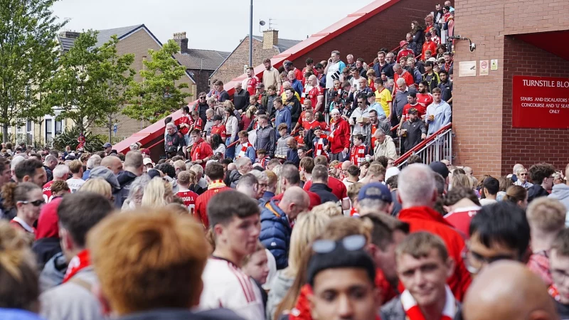 Das Stadion des FC Liverpool ist evakuiert worden. - © Peter Byrne/PA Wire/dpa