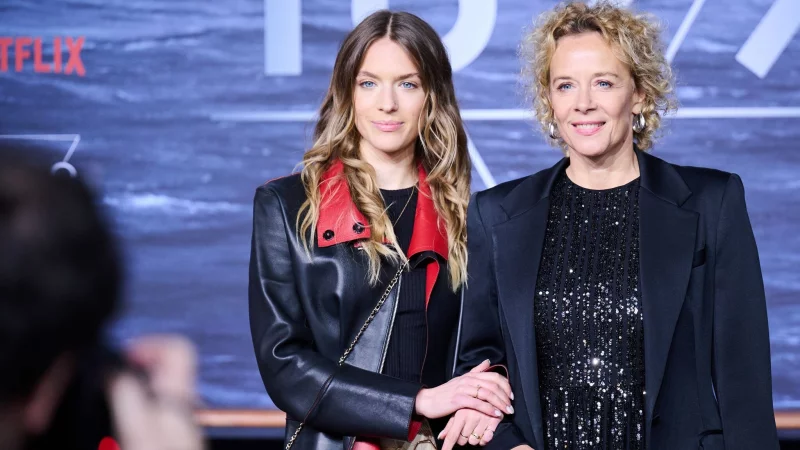 Katja Riemann (rechts) und ihre Tochter Paula Romy inszenieren ab Juli am Berliner Renaissance-Theater ein gemeinsames Stück. (Archivbild) - © Annette Riedl/dpa