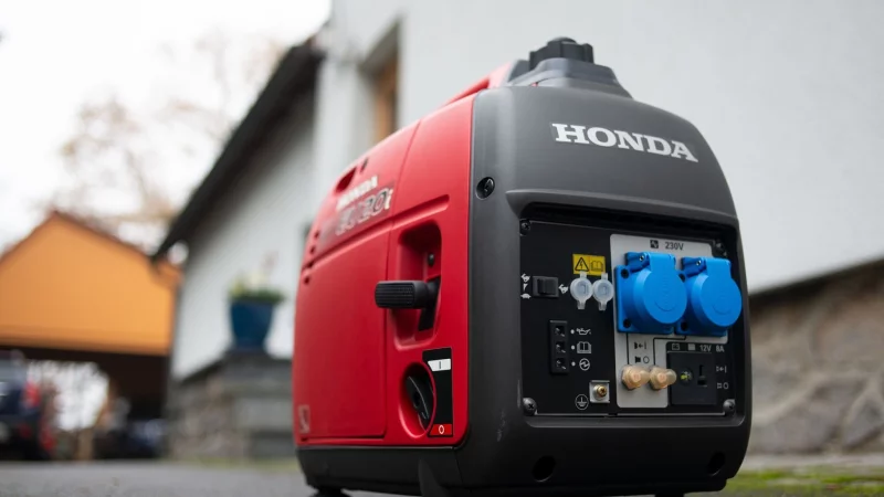 Wenn der Strom ausf&auml;llt, schaffen Powerbanks und Solarladeger&auml;te kurzfristig Abhilfe &ndash; eine verl&auml;sslichere Notstromversorgung bieten jedoch tragbare Generatoren. - &copy; Franziska Gabbert/dpa-tmn