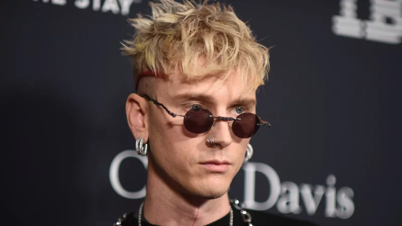 Machine Gun Kelly hat bereits aus einer früheren Beziehung eine Tochter. (Archivbild) - © Richard Shotwell/Invision/AP/dpa