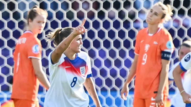 Bayerns Georgia Stanway erzielte das 2:0 für England. - © Sebastian Christoph Gollnow/dpa