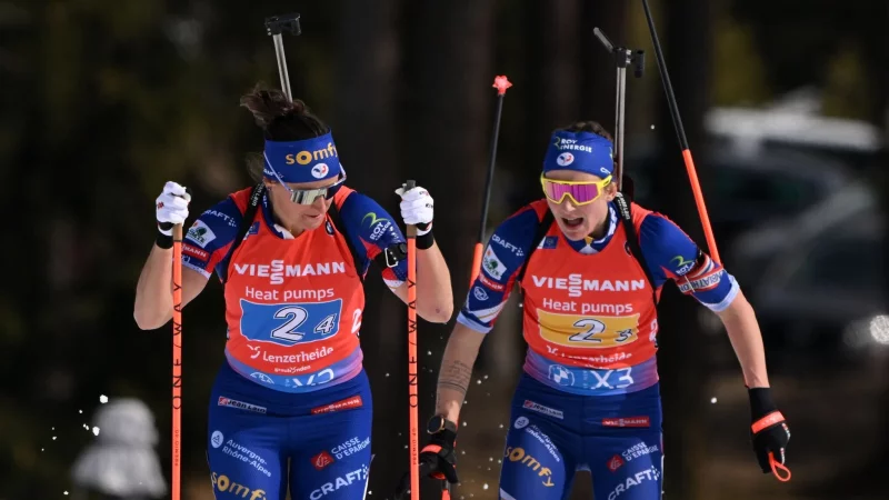 Redeten lange kein Wort miteinander: Julia Simon (l) und Justine Braisaz-Bouchet (r). (Archivbild) - &copy; Martin Schutt/dpa
