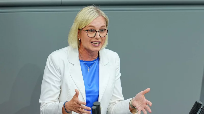 Christiane Schenderlein (CDU), Staatsministerin für Sport und Ehrenamt, will Olympia nach Deutschland holen. - © Michael Kappeler/dpa