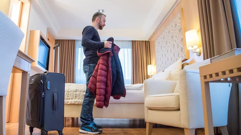 Viele Buchungsportale haben nur bestimmte Zimmerkontingente eines Hotels im Angebot. Es lohnt sich daher, den Preis direkt beim Hotel zu pr&uuml;fen. - &copy; Christin Klose/dpa-tmn