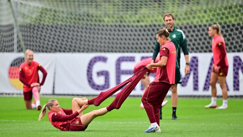 Elisa Senß (l.) und Carlotta Wamser: Warm anziehen gegen Spanien? - © Sebastian Christoph Gollnow/dpa