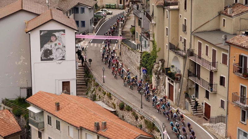 Beim Giro d\\\'Italia kam es auf der sechsten Etappe zum Massensturz. - &copy; Fabio Ferrari/LaPresse/AP/dpa