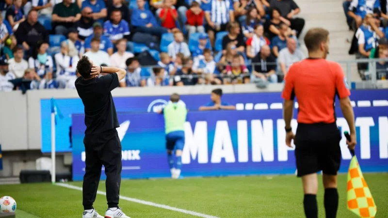 Wieder nichts: Ein frustrierter Miroslav Klose in Karlsruhe. - &copy; Philipp von Ditfurth/dpa