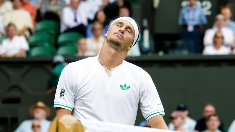 Alexander Zverev verlässt Wimbledon nach einer großen Enttäuschung. - © Frank Molter/dpa
