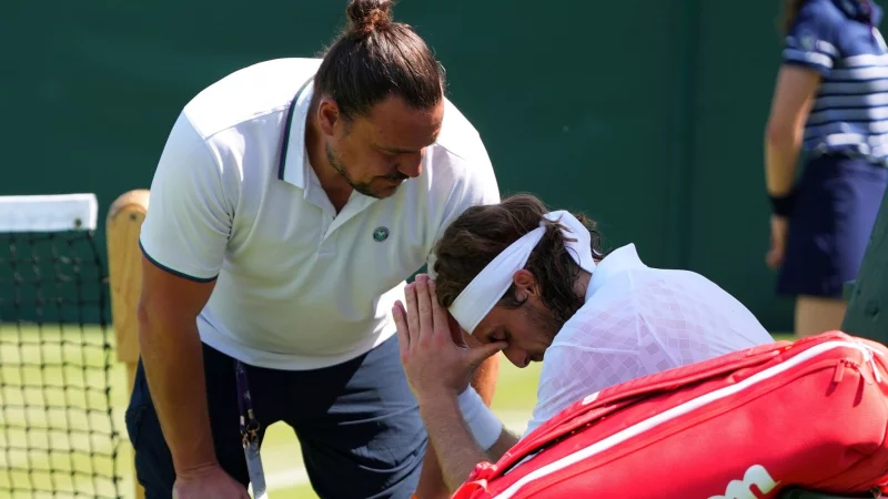 Stefanos Tsitsipas musste in Wimbledon aufgeben. - &copy; Kirsty Wigglesworth/AP/dpa